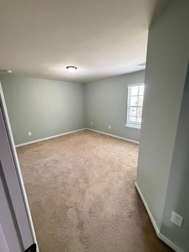 Building Photo - Expansive 5-Bedroom, 3-Story Home in Desirable Harrisburg Neighborhood