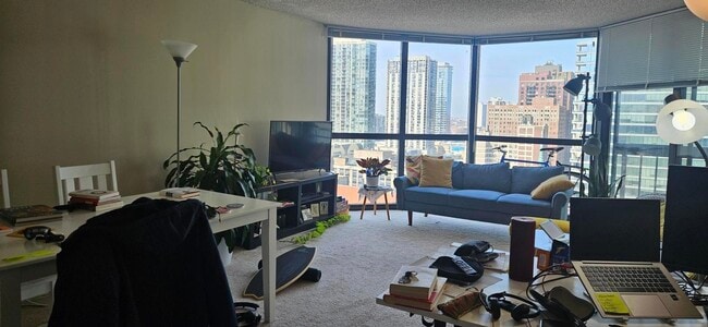 Building Photo - 33 W Delaware Pl