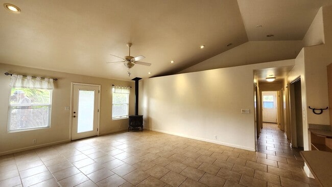 Building Photo - Rental Available in Beautiful Waimea