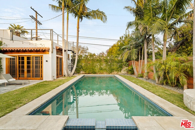 Building Photo - 826 N Kilkea Dr