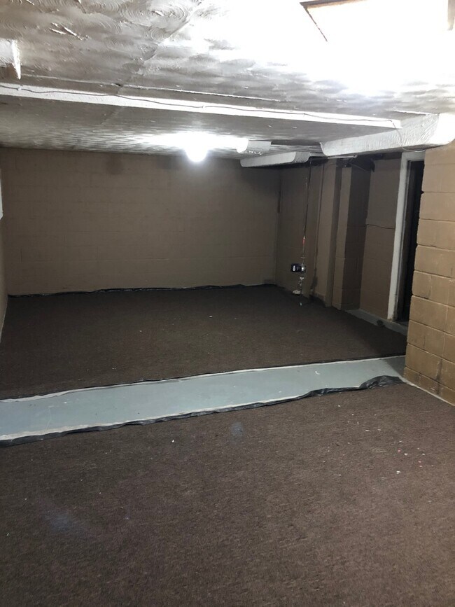 Building Photo - 3 bed 1 bath $1295 3 Bed 1 Bath with attached Garage