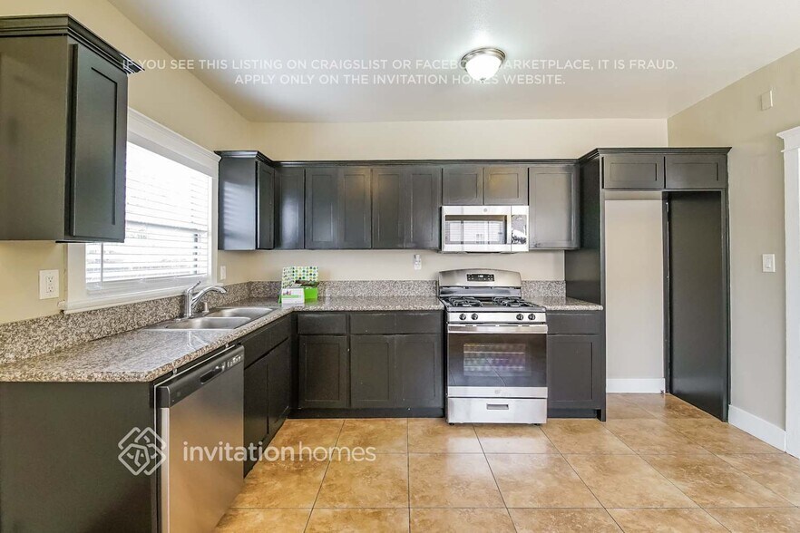 Building Photo - 1642 W 65th Pl