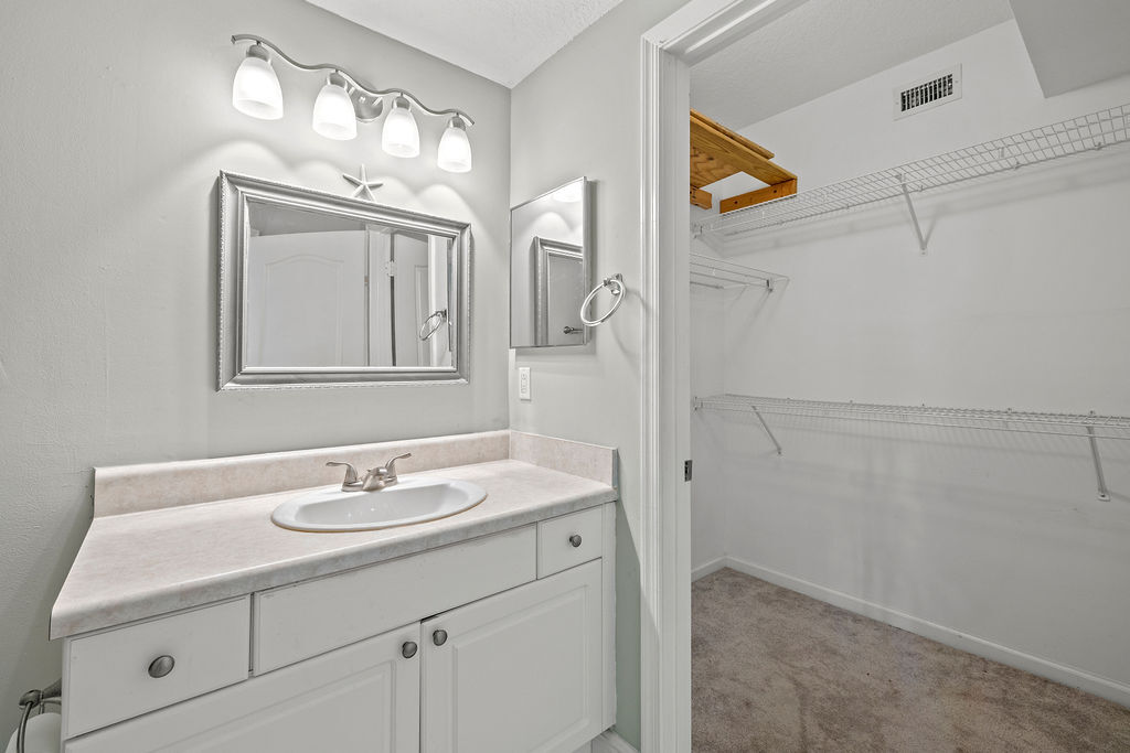 Building Photo - 5060 Fairways Cir