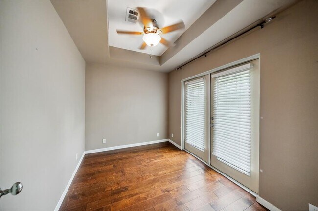 Building Photo - 13373 Southshore Dr