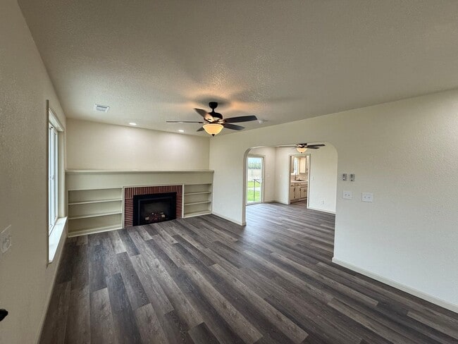 Building Photo - Newly remodeled country home!