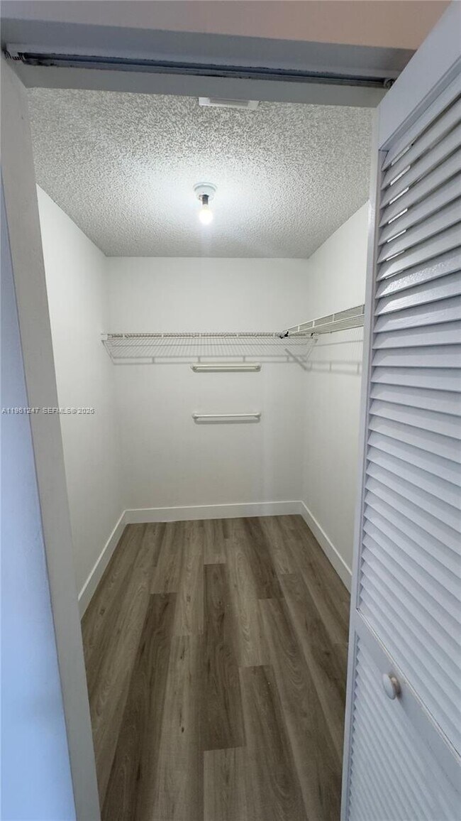 Building Photo - 4024 Eastridge Cir