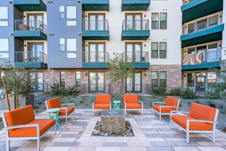 Building Photo - 555 N College Ave