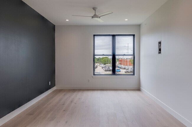 Building Photo - 309 W Daggett Ave