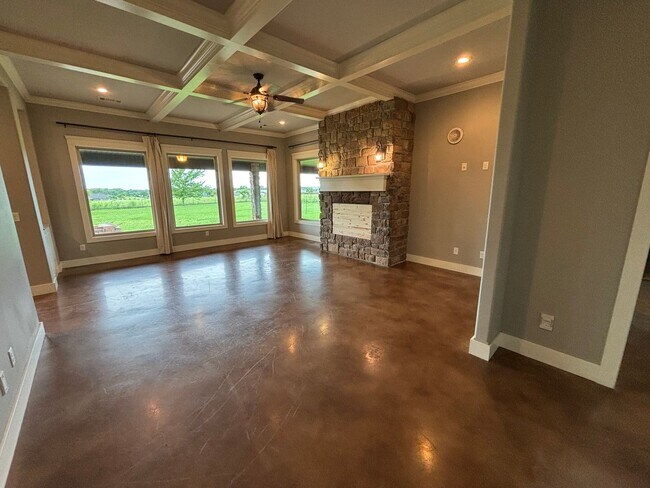 Building Photo - Need some space?? This is the place!!