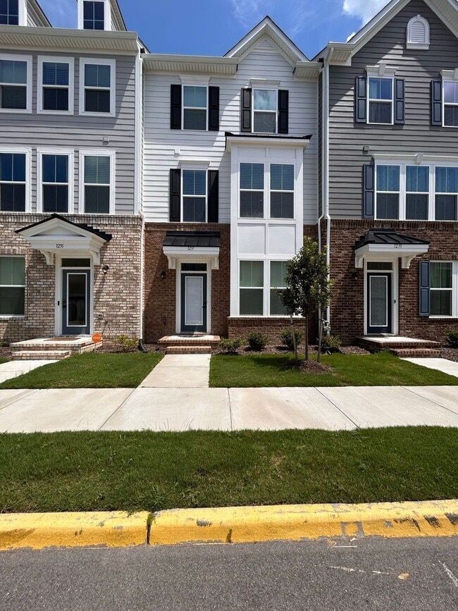 Primary Photo - Spacious 4-Bedroom Townhome with Garage & ...