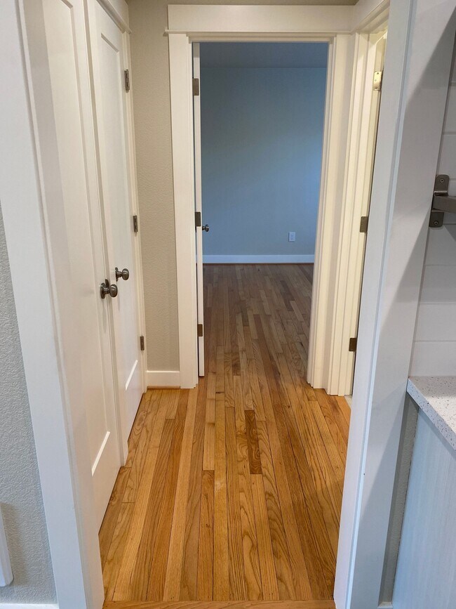 Building Photo - Modern Vintage Alberta Arts  1250sqft 1BR-...