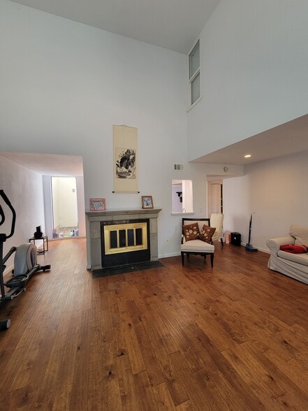 Building Photo - 575 Villa Real