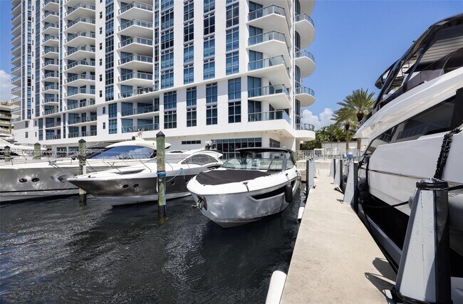 Building Photo - 17301 Biscayne Blvd
