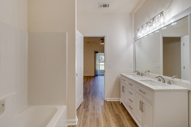 Building Photo - 35 Putters Pl