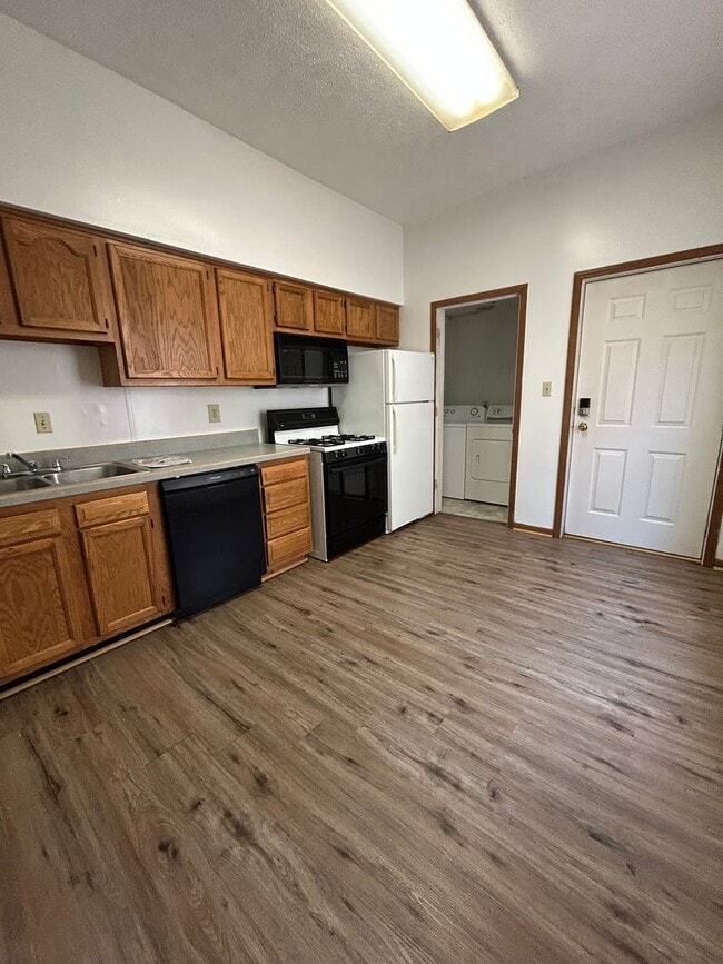 Building Photo - 638 N 8th St