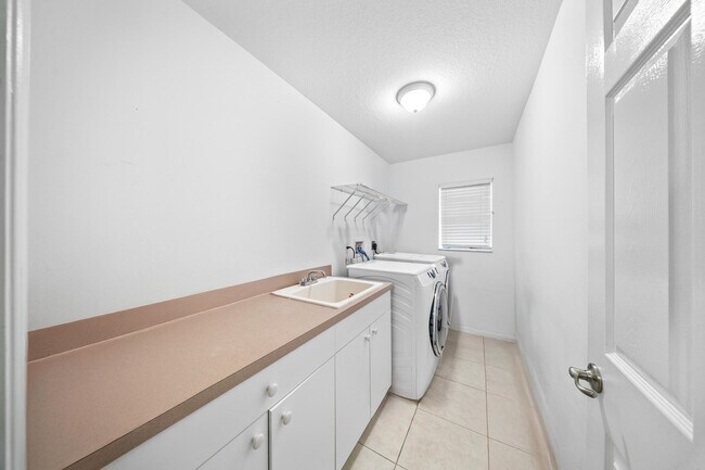 Building Photo - 5918 NW Hann Dr
