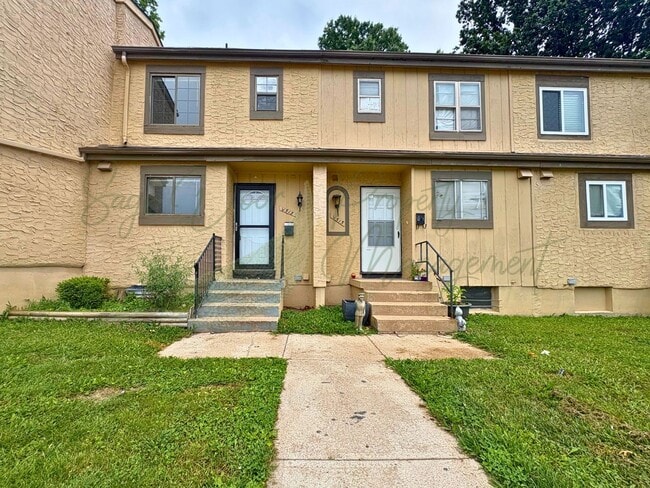 Building Photo - SPACIOUS TOWNHOME IN KANSAS CITY