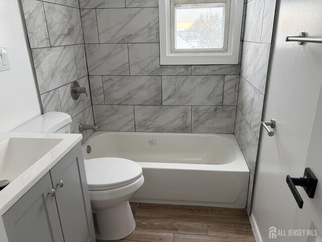 Building Photo - 162 Holly St