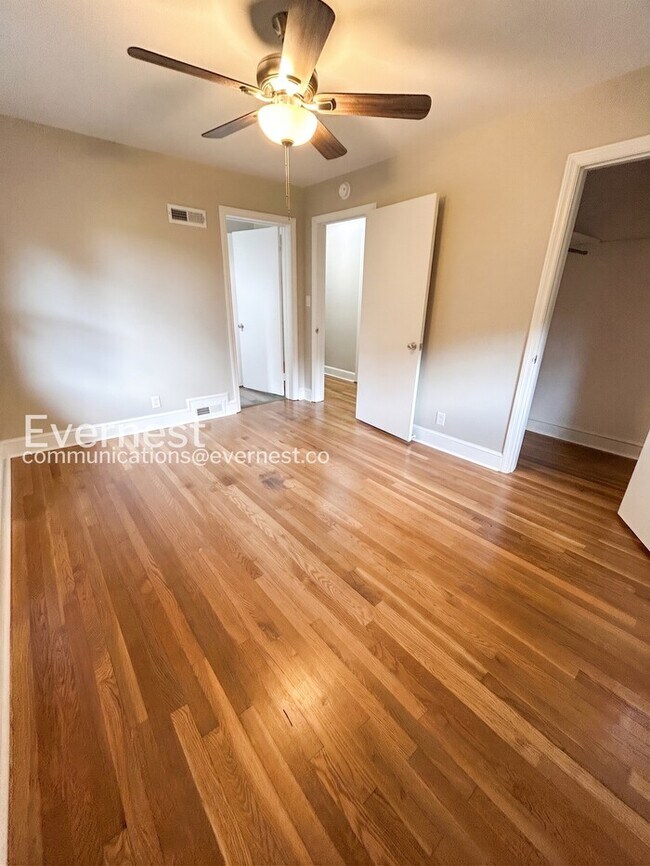 Building Photo - 112 Tabor St