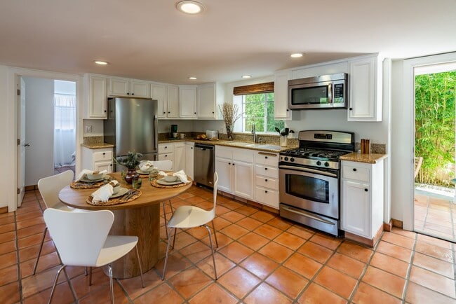 Building Photo - 2 Bedroom / 1 Bath Unit Available!