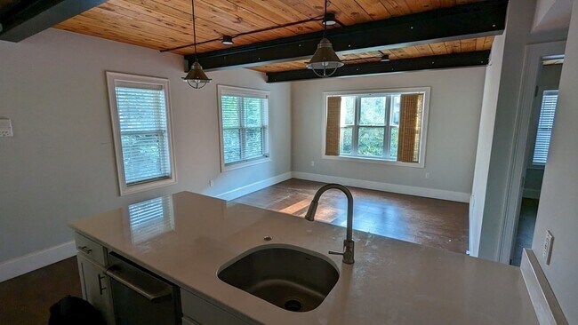 Building Photo - 192 Raymond St