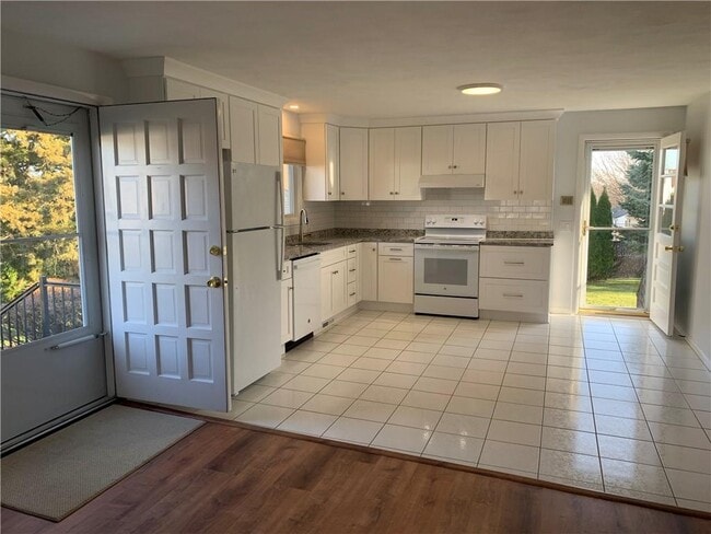 Building Photo - 14 Ferncrest Dr