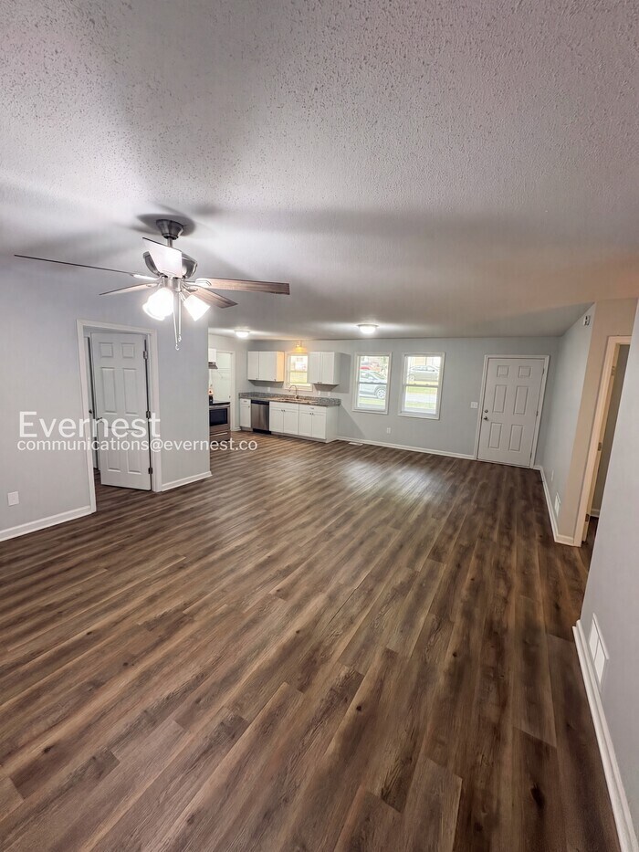 Building Photo - 711 W Creek Cir