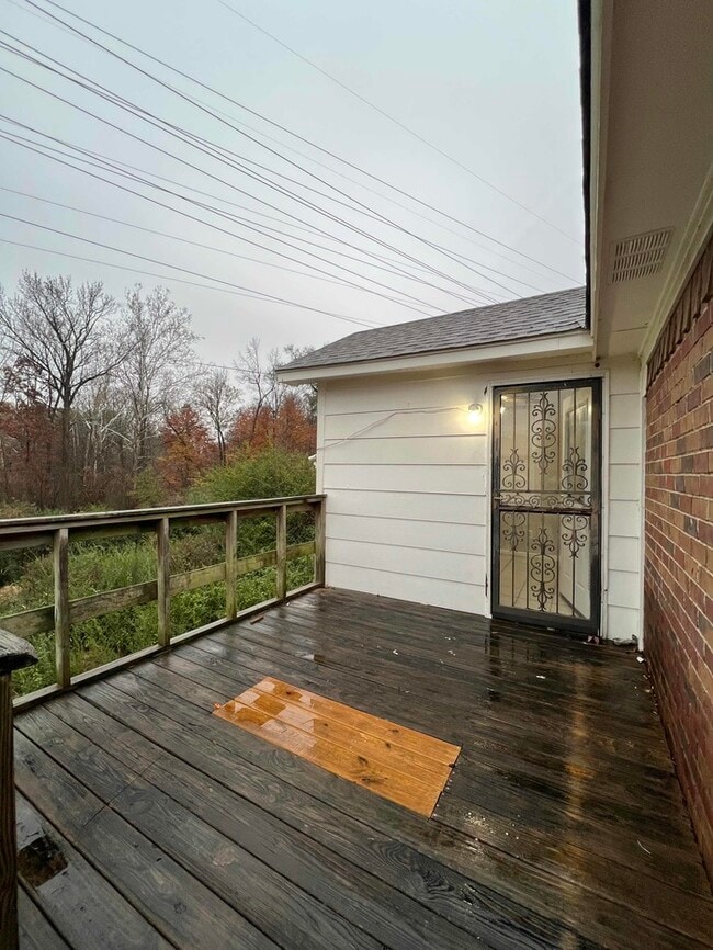 Building Photo - Spacious 3 Bed, 1 Bath Home with Fenced Yard and Off-Street Parking