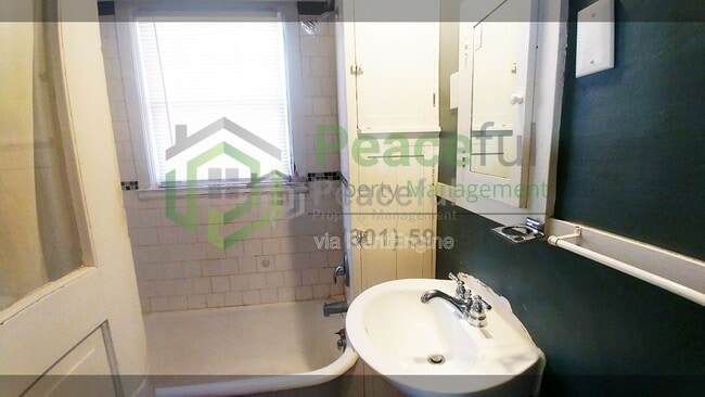 Building Photo - 217 D St E