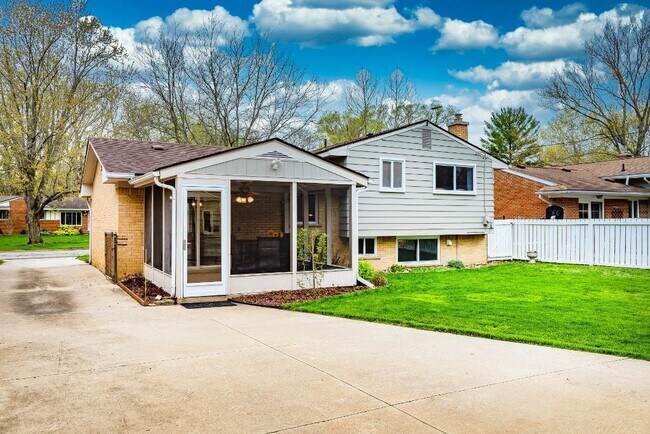 Building Photo - 812 N Mansfield St