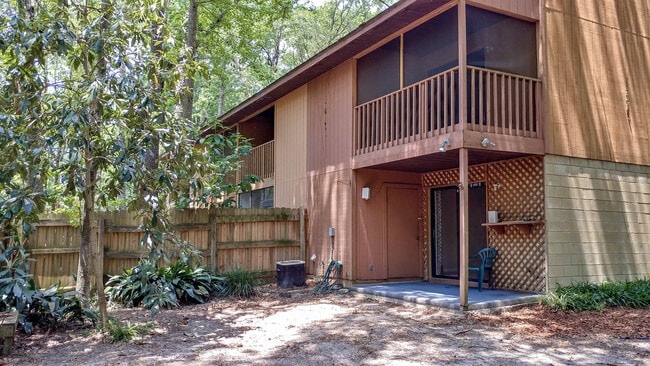 Building Photo - Spacious 2BR / 2.5BA End-Unit Townhouse in Greenleaf