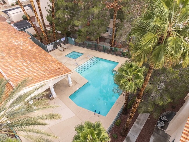 Building Photo - 1st floor unit in gated community with golf course view