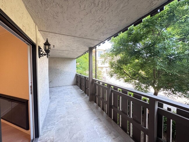 Building Photo - 101 2nd St