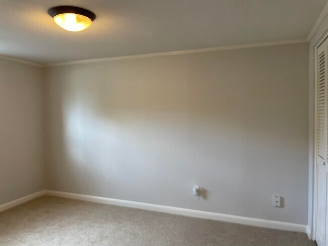 Building Photo - 3421 Holwyn Rd