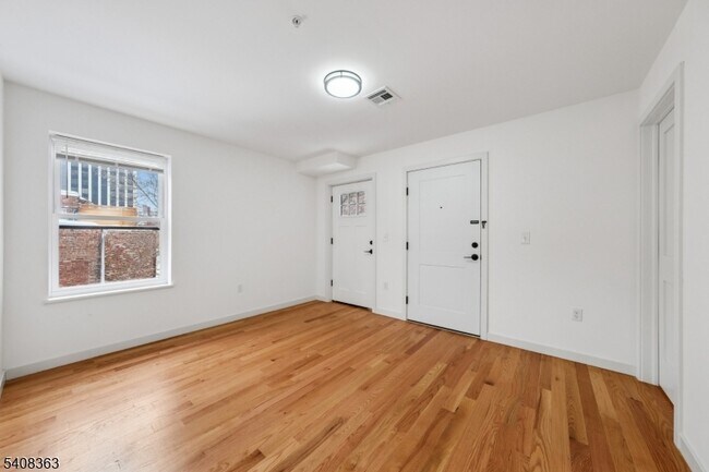 Building Photo - 52 James St