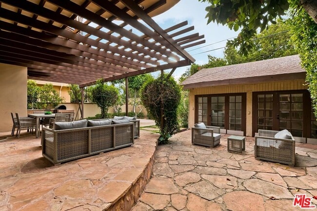 Building Photo - 133 S Swall Dr