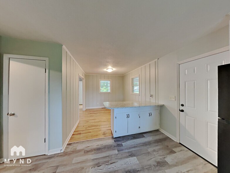 Building Photo - 921 N Highland Dr