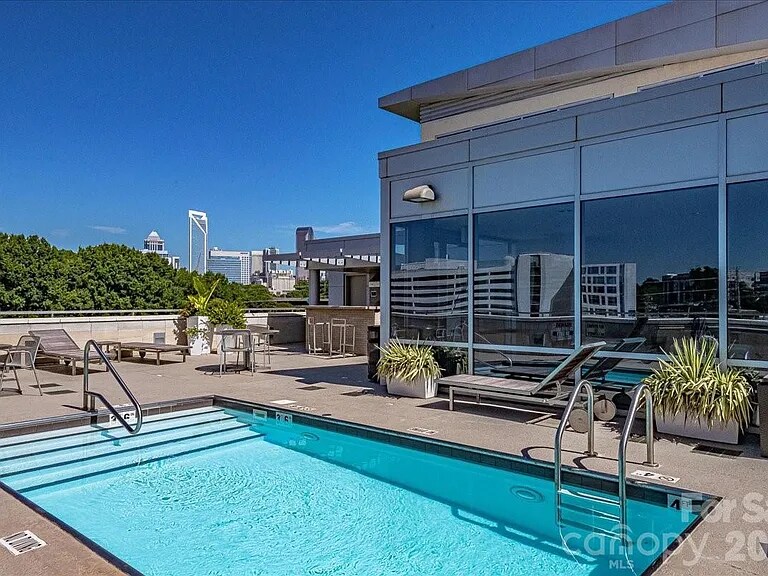 Building Photo - 1133 Metropolitan Ave