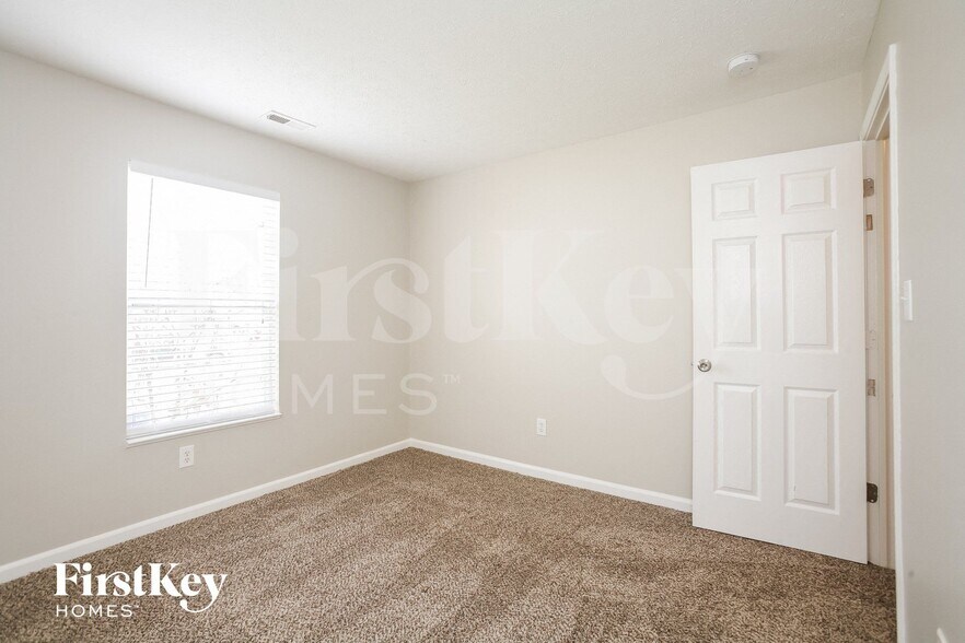 Building Photo - 7044 N Mesquite Ct