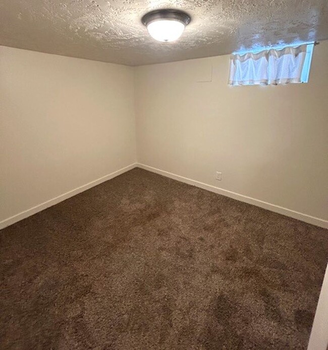 Building Photo - Duplex For Rent in South Salt Lake!