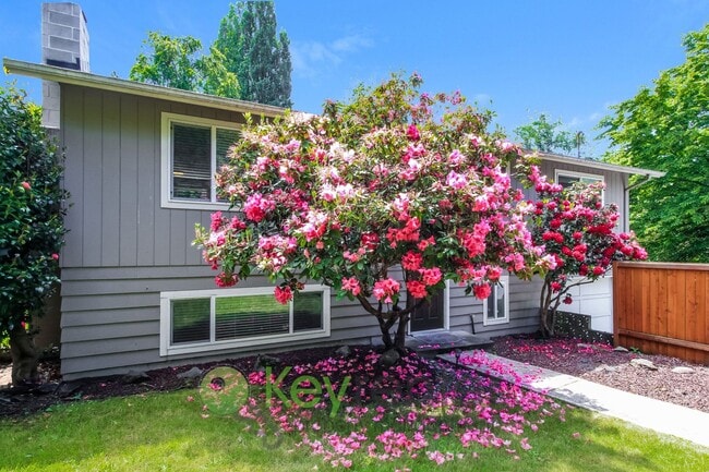 Building Photo - Spacious 4 Bedroom with Open Floor Plan and AC