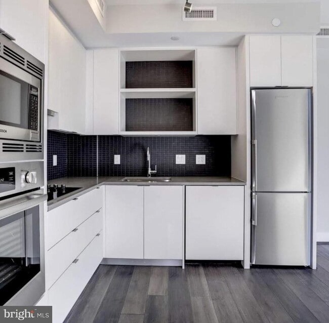 Building Photo - 1300 4th St SE