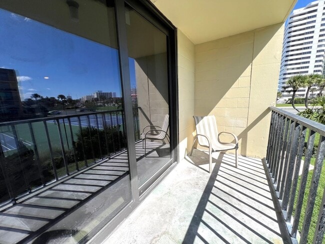 Building Photo - Updated 1 Bed 1 Bath Condo Across A1A from...