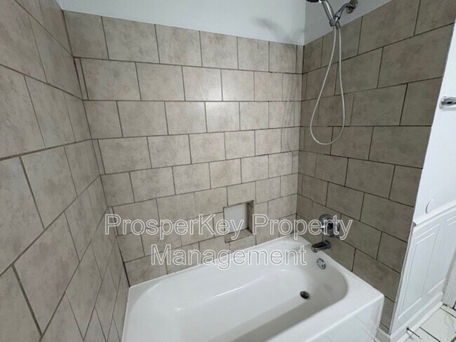 Building Photo - 740 Ledyard Pl