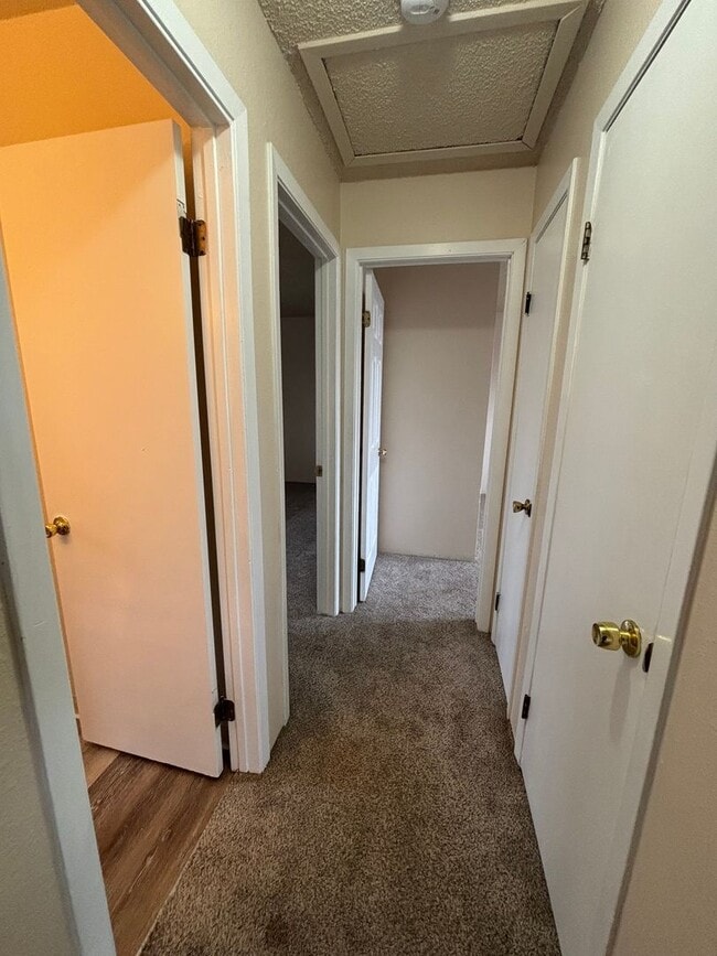 Building Photo - 3 Bed 1 Bath Home near Aeroplaza and Power...
