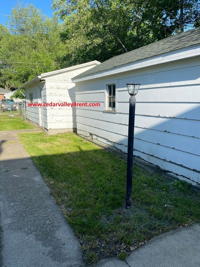 Building Photo - 2 Bedroom 1 Bath Home with 2 single stall ...