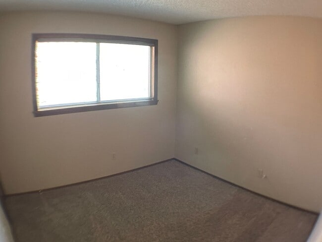 Building Photo - Super End unit Townhouse!!