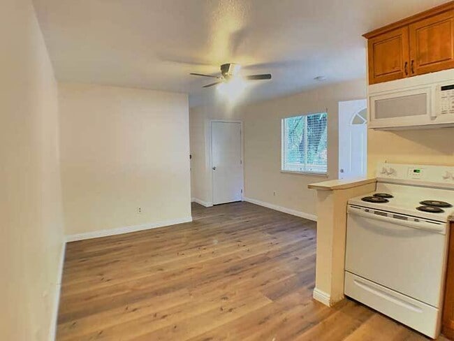 Building Photo - Studio duplex includes water, sewer, and t...