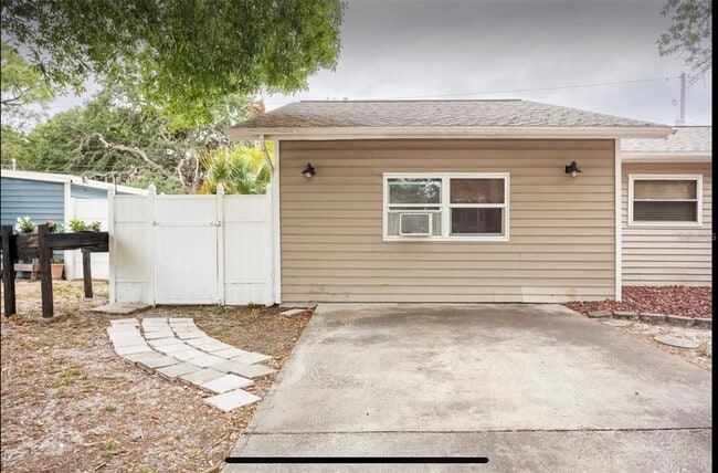 Building Photo - 6718 Kingswood Dr N