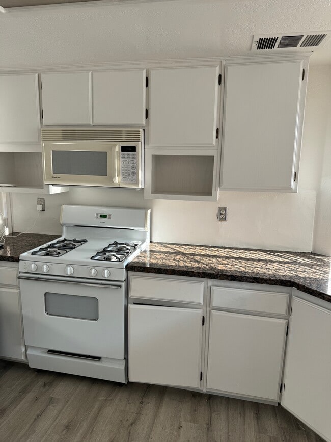 Building Photo - 512 E Lime Ave